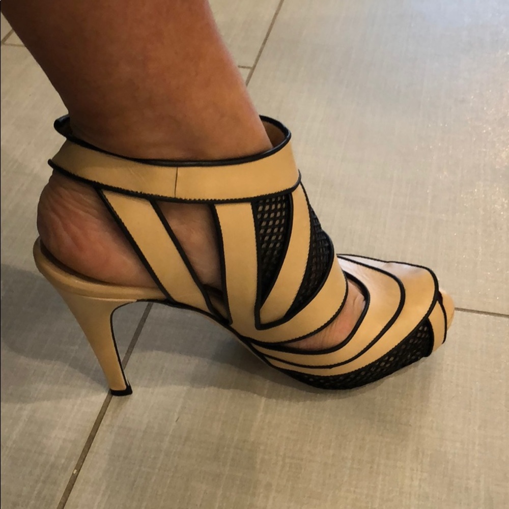 Nude and black cagey pumps